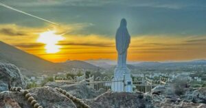 Madonna di Medjugorje con rosario durante la preghiera