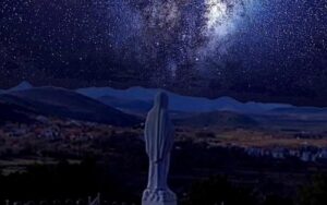 Padre Slavko Barbaric a Medjugorje durante un momento di preghiera