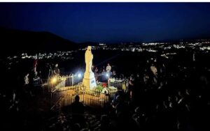 Pellegrini in cammino verso la chiesa di San Giacomo a Medjugorje