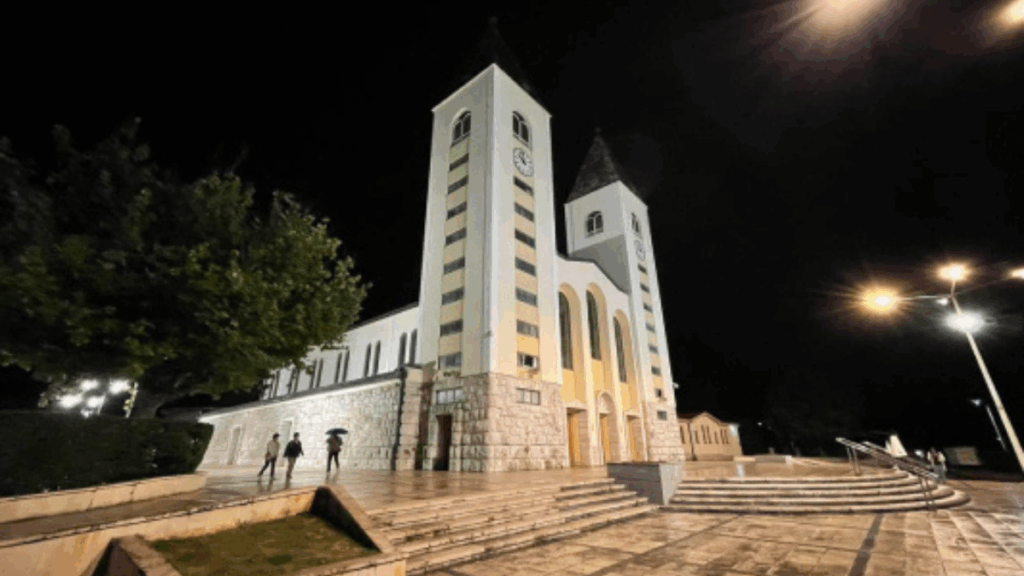 Andrea Bruno Palummo durante la sua testimonianza di fede a Medjugorje, sul monte Krizevac