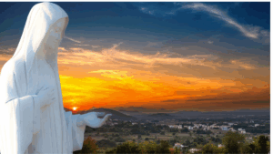 La Collina delle Apparizioni di Medjugorje al tramonto, luogo di pace e preghiera