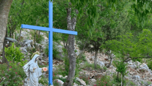 Croce Blu a Medjugorje ai piedi della Collina delle Apparizioni, luogo di preghiera e devozione alla Madonna
