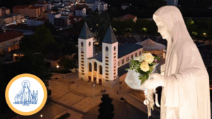 Chiesa di San Giacomo a Medjugorje con pellegrini in preghiera