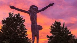 Statua del Cristo Risorto a Medjugorje con le braccia aperte sulla Via Domini, simbolo di fede e misericordia