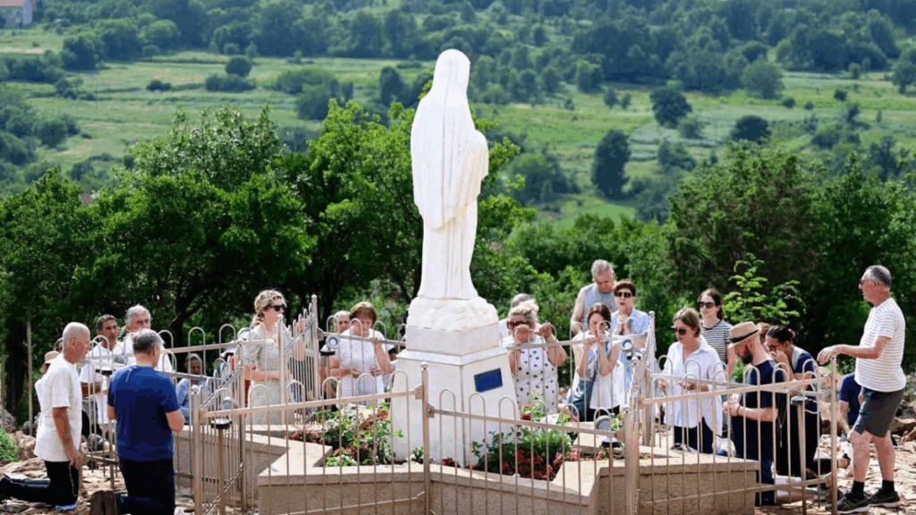 Pellegrini in preghiera a Medjugorje, luogo di conversione e guarigione spirituale
