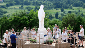 Pellegrini in preghiera a Medjugorje, luogo di conversione e guarigione spirituale